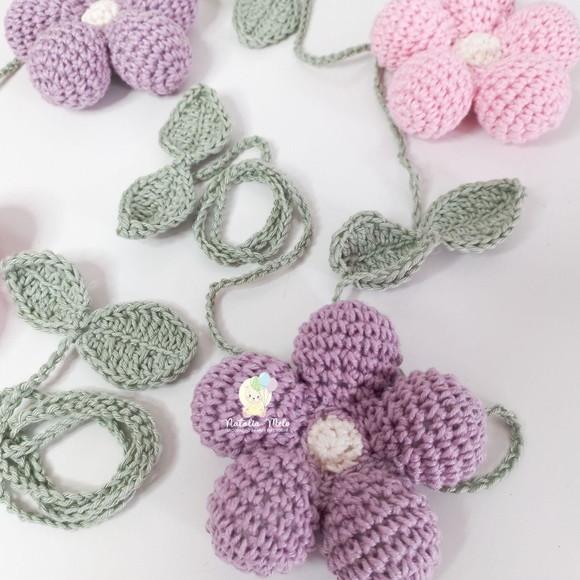 Varal de Berço Flores e Folhas em Crochê