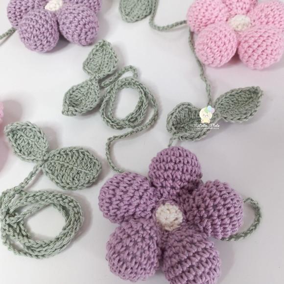 Varal de Berço Flores e Folhas em Crochê