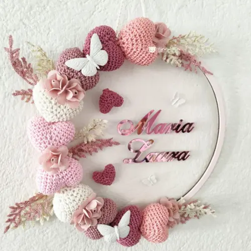 Enfeite de Porta Maternidade Corações Amigurumi