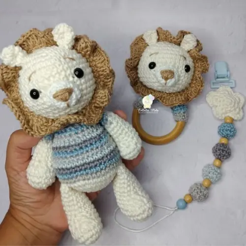 Kit Leão Chocalho e Prendedor de Chupeta Amigurumi