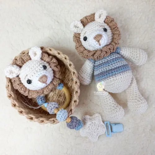 Kit Leão Chocalho e Prendedor de Chupeta Amigurumi