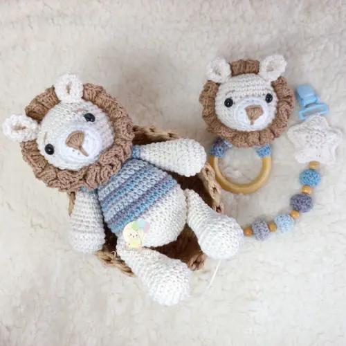Kit Leão Chocalho e Prendedor de Chupeta Amigurumi