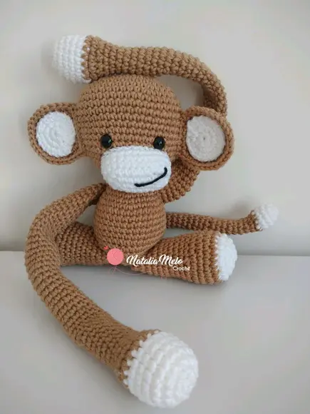Macaco Abraça Cortina Amigurumi
