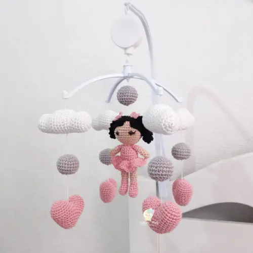 Móbile Amigurumi Boneca com Corações