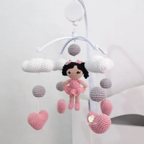 Móbile Amigurumi Boneca com Corações