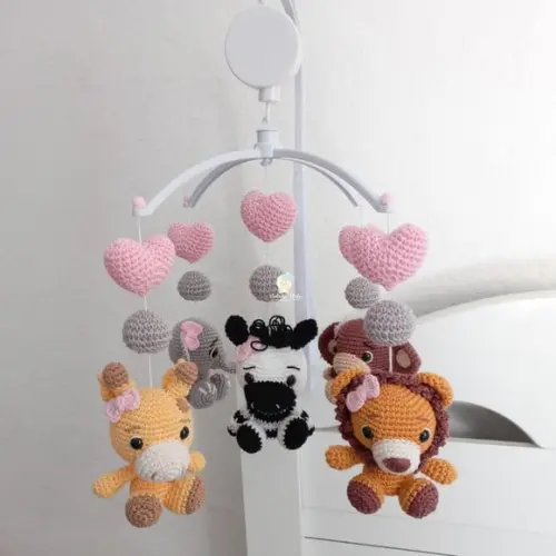 Móbile Amigurumi Menina Safari com Musical