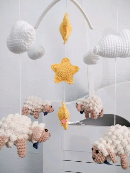 Móbile Amigurumi Ovelhinhas com Musical