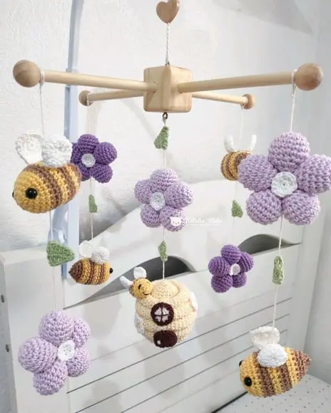 Móbile Estrutura de Madeira Abelhinhas e Flores Amigurumi