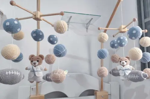 Móbile em Pinus Esportes Amigurumi