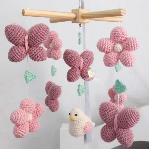 Móbile Estrutura de Madeira Flores e Borboletas Amigurumi