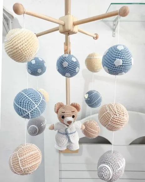 Móbile em Pinus Esportes Amigurumi