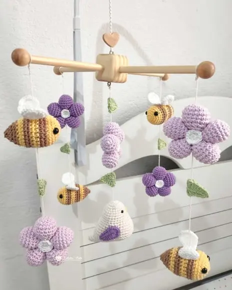 Móbile Estrutura de Madeira Abelhinhas e Flores Amigurumi