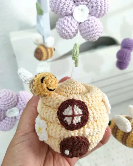 Móbile Estrutura de Madeira Abelhinhas e Flores Amigurumi
