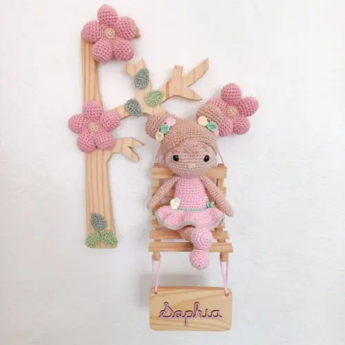 Porta Maternidade Árvore com Balanço e Boneca Amigurumi