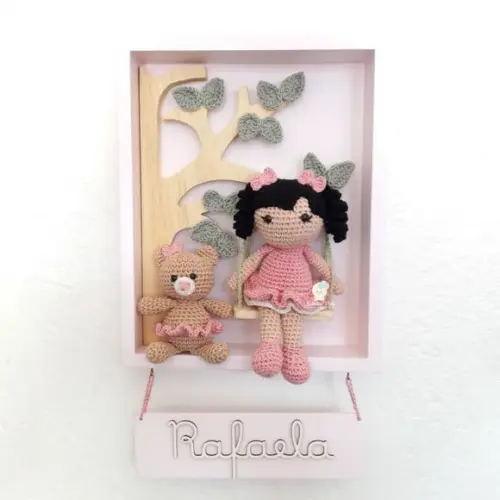 Porta Maternidade Árvore com Balanço e Boneca Amigurumi