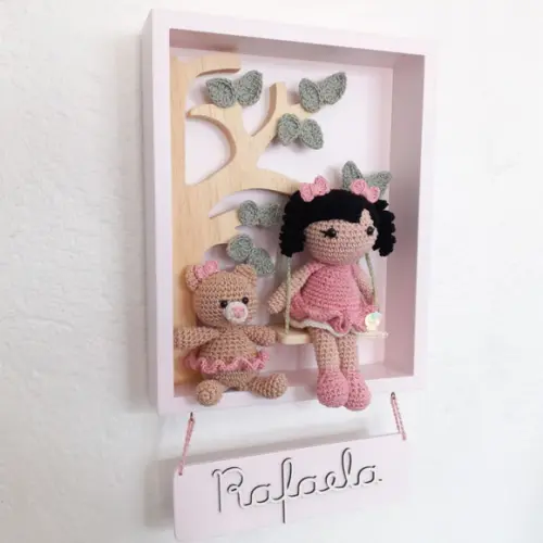 Porta Maternidade Árvore com Balanço e Boneca Amigurumi