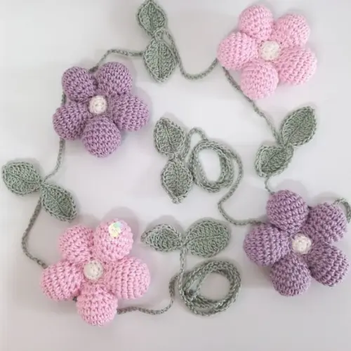 Varal de Berço Flores e Folhas em Crochê