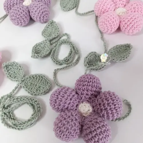 Varal de Berço Flores e Folhas em Crochê