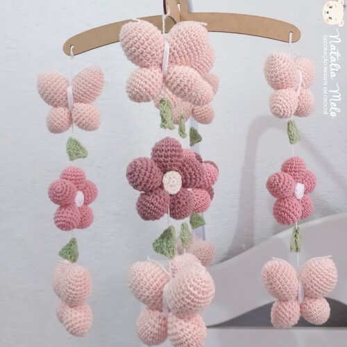 Móbile Estrutura em MDF Flores e Borboletas Amigurumi
