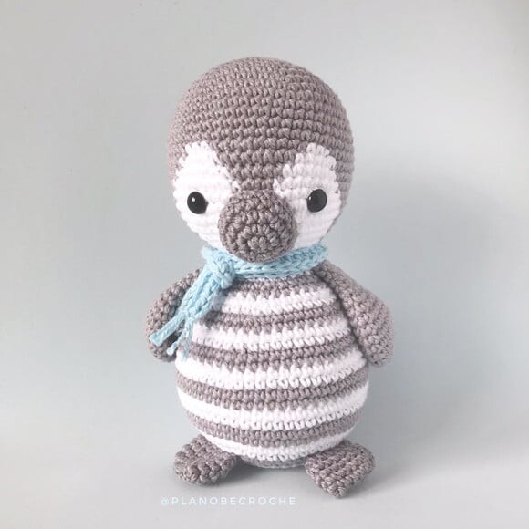 Amigurumi pinguim cinza de crochê