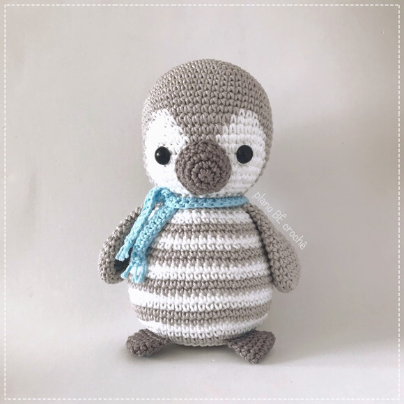 Amigurumi pinguim cinza de crochê