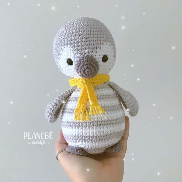 Amigurumi pinguim cinza de crochê