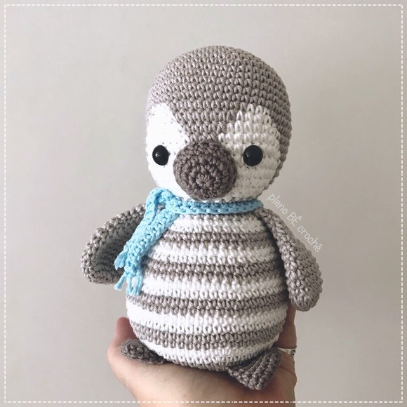 Amigurumi pinguim cinza de crochê