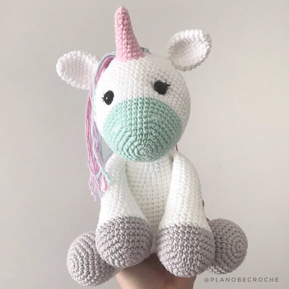 Amigurumi unicórnio de crochê