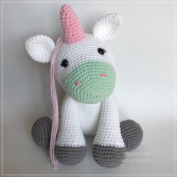 Amigurumi unicórnio de crochê