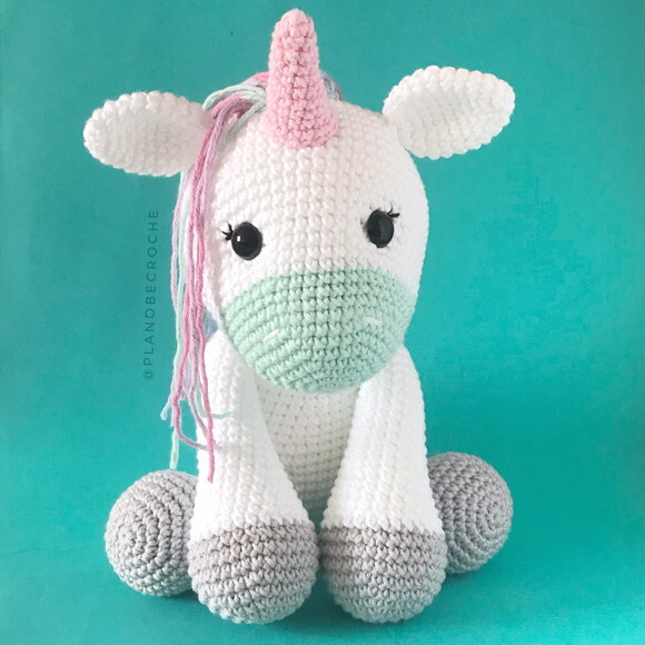 Amigurumi unicórnio de crochê