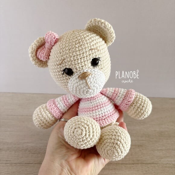 Amigurumi ursinha de crochê com blusão