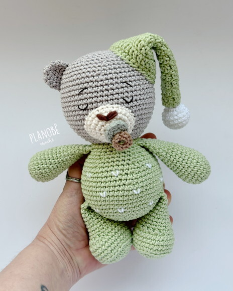 Amigurumi ursinho de pijama de crochê