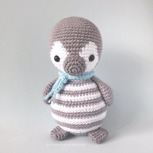 Amigurumi pinguim cinza de crochê