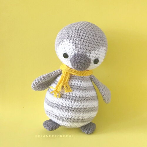 Amigurumi pinguim cinza de crochê