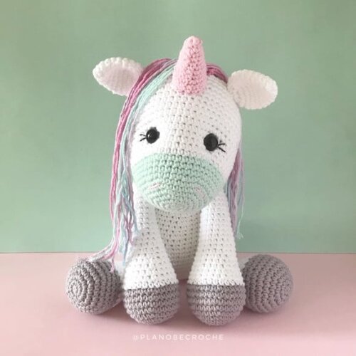 Amigurumi unicórnio de crochê