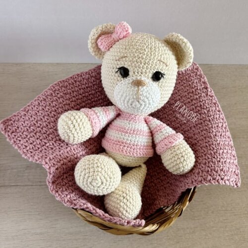 Amigurumi ursinha de crochê com blusão