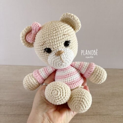 Amigurumi ursinha de crochê com blusão