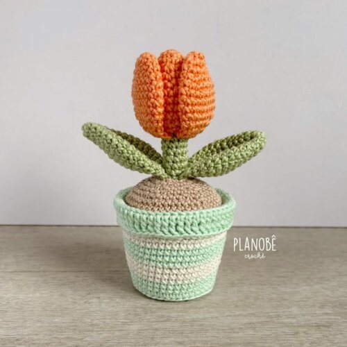 Vaso de Tulipa Laranja Amigurumi de crochê