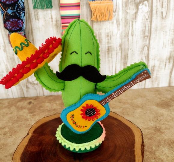 Cacto Mexicano com Guitarra e Sombreiro