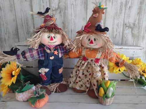 Casal de Espantalho em Pé