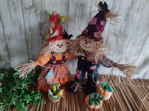 Casal de Espantalho em Pé