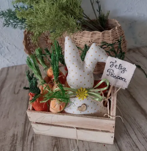 Caixote com Coelho e Cenouras em Tecido