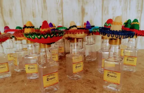 Garrafinha Tequila Festa Mexicana com Sombrero