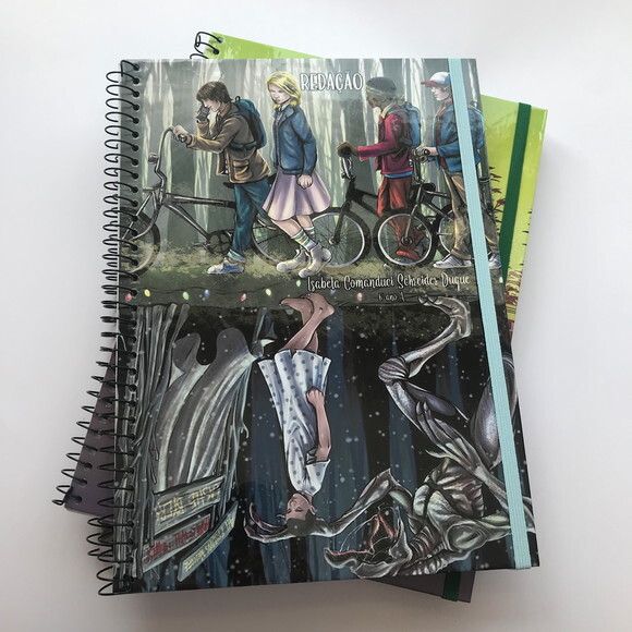 Caderno Universitário Stranger Things Capa Dura com Elástico