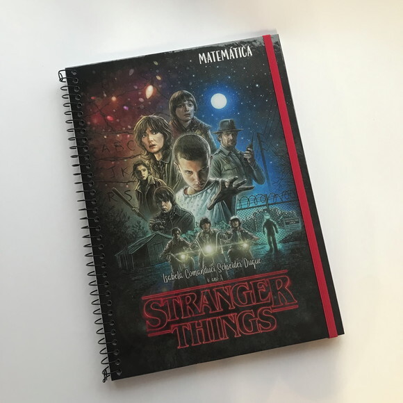 Caderno Universitário Stranger Things Capa Dura com Elástico