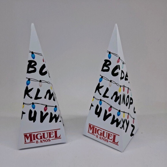 Caixa Pirâmide Alfabeto Stranger Things - Kit 20u
