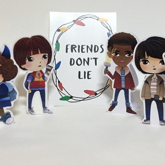 Display de Mesa Stranger Things - Kit com 7 Itens