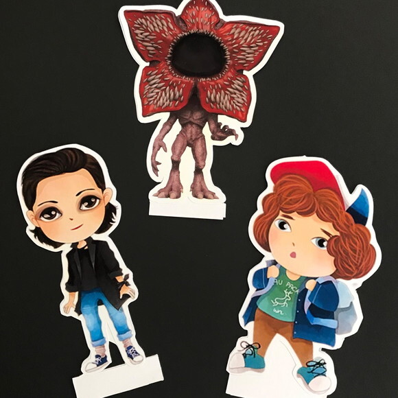 Display de Mesa Stranger Things - Kit com 7 Itens