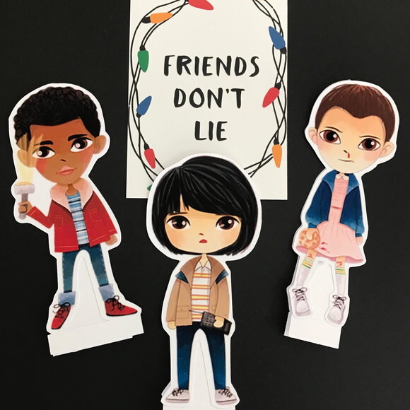 Display de Mesa Stranger Things - Kit com 7 Itens