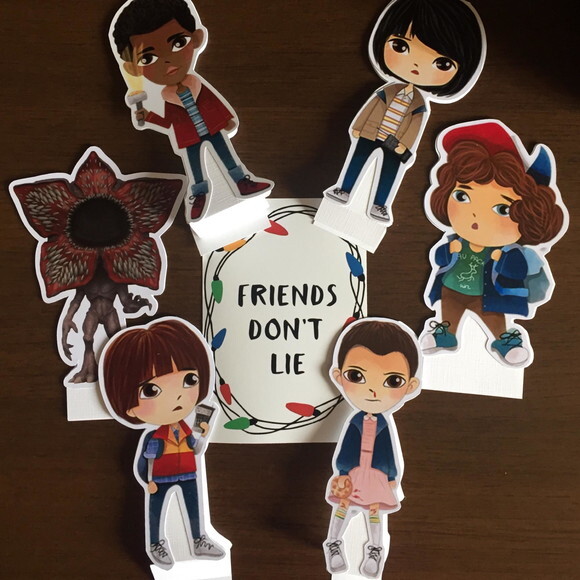Display de Mesa Stranger Things - Kit com 7 Itens